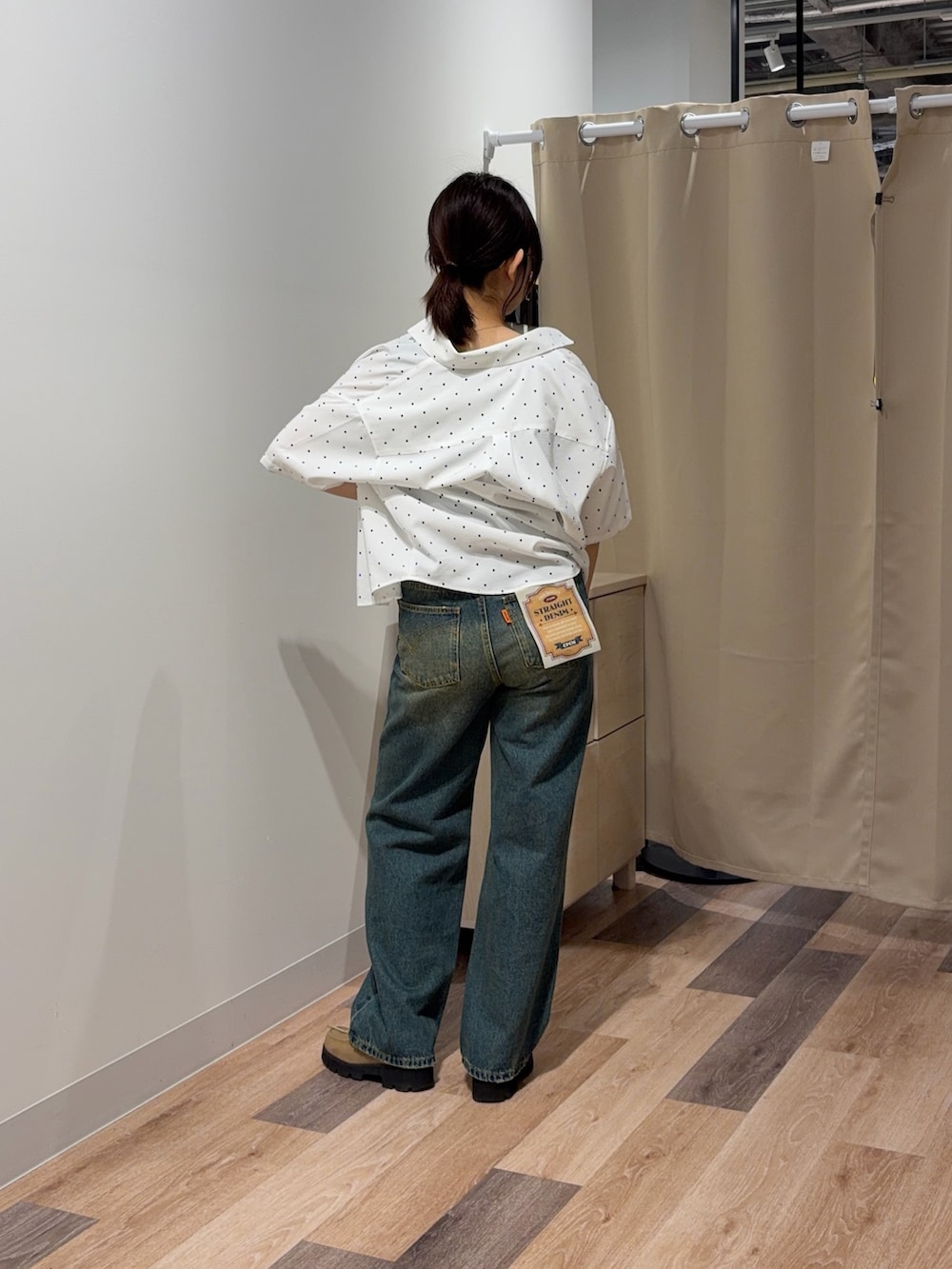 グレー系のキャミソール、ホワイト系のシャツ/ブラウス、ブルー系のデニムパンツを着用したレディースの春コーディネートの3枚目の写真