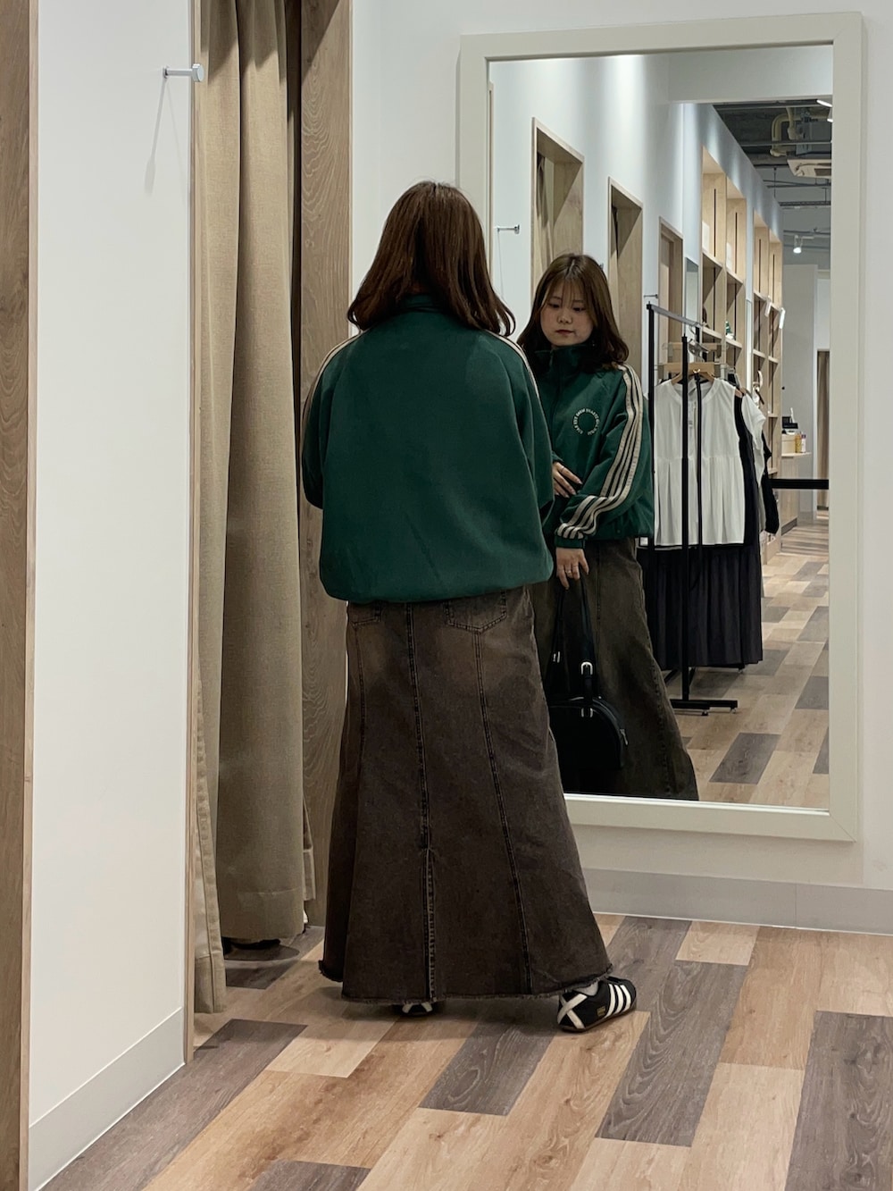 「CPCM、トラックジャケット、スエード、秋服準備はじめました、秋服、デニムスカート」｜「CPCMのフェイクスエードトラックジャケット（ブルゾン、グリーン系）」を使った、みおさん（骨格ストレート・レディース・155cm）の秋コーディネートの3枚目の写真