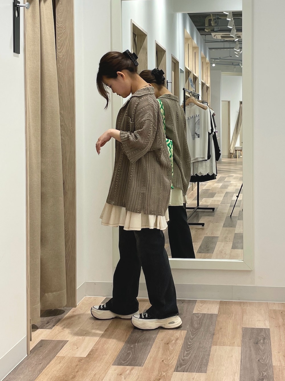「カジュアル、デニム、レイヤードスタイル、レースシャツ、シャツスタイル」｜「CPCMのフレアデニム（デニムパンツ、ブラック系）」を使った、みおさん（骨格ストレート・レディース・155cm）の夏コーディネートの2枚目の写真