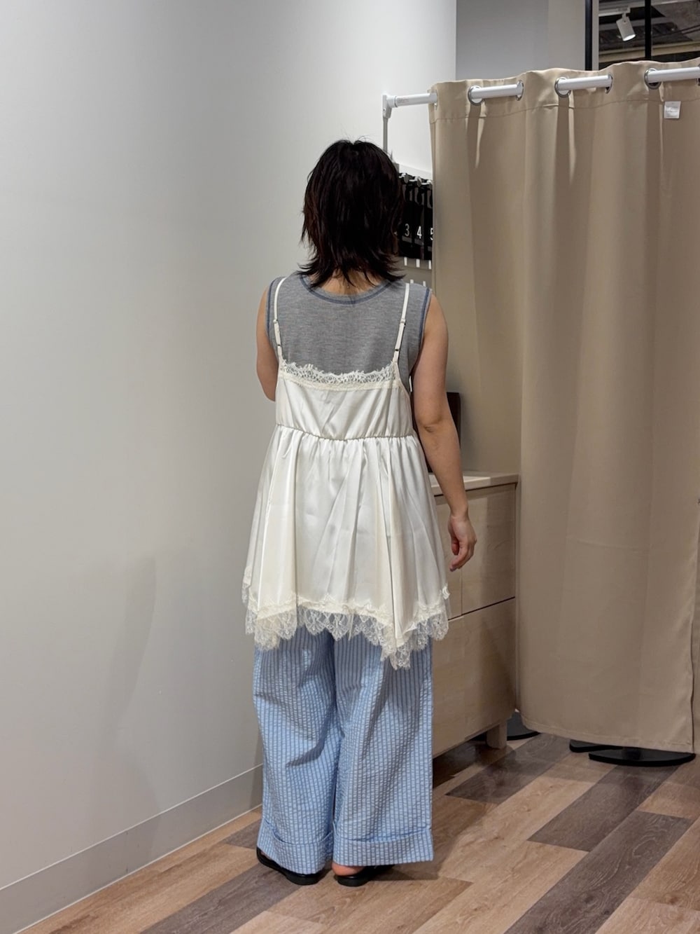 グレー系のキャミソール、ホワイト系のシャツ/ブラウス、ブルー系のその他パンツを着用したレディースの夏コーディネートの3枚目の写真