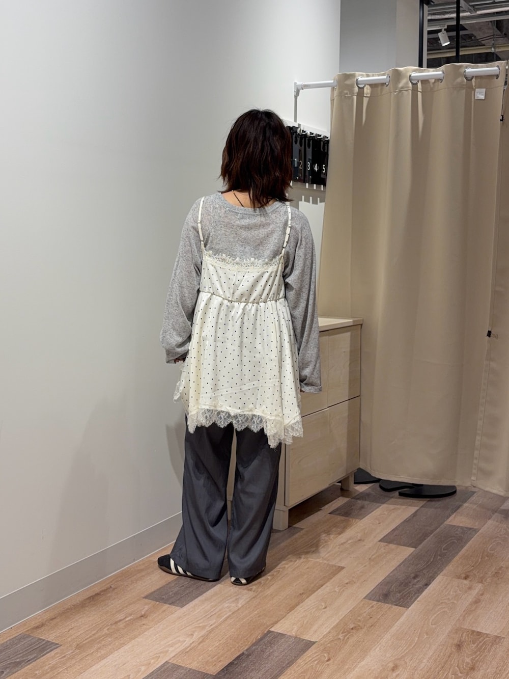 ホワイト系のシャツ/ブラウス、グレー系のニット/セーター、グレー系のその他パンツを着用したレディースの春コーディネートの3枚目の写真