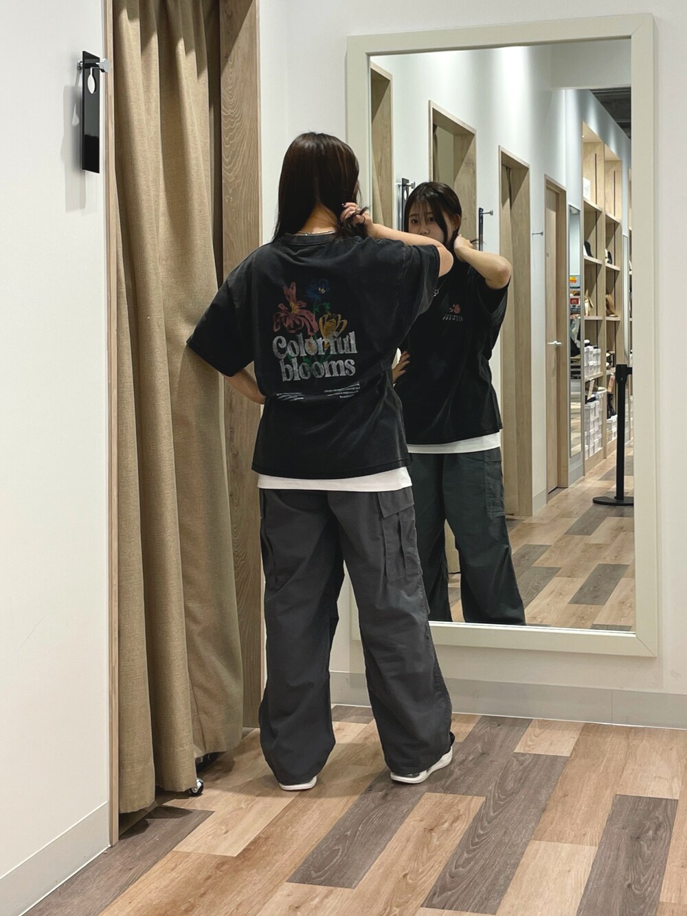 ブラック系のTシャツ/カットソー、シルバー系のネックレスを着用したレディースの夏コーディネートの3枚目の写真