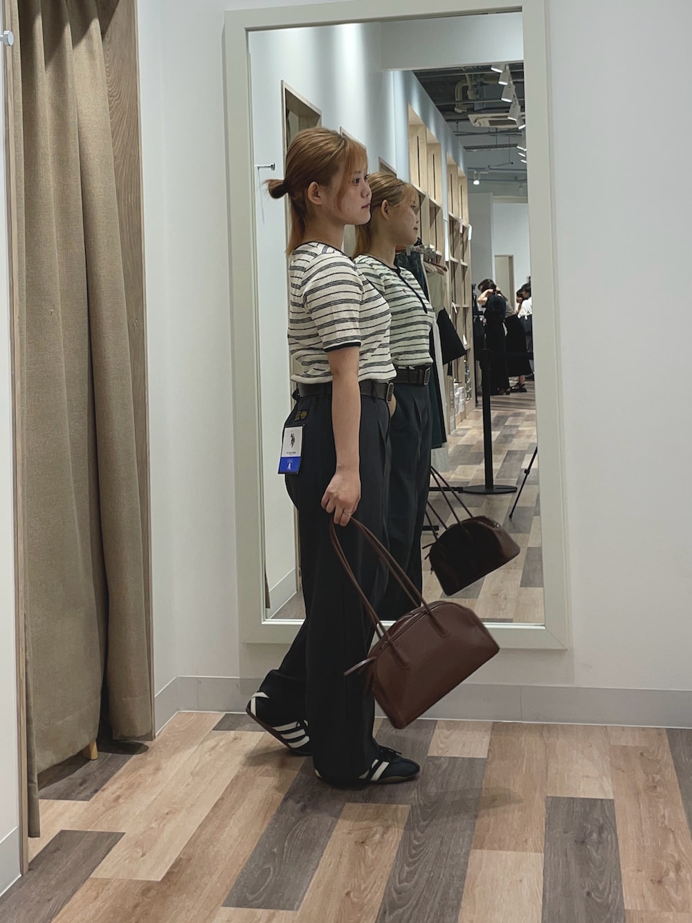 ホワイト系のTシャツ/カットソー、ホワイト系のその他パンツを着用したレディースの夏コーディネートの2枚目の写真