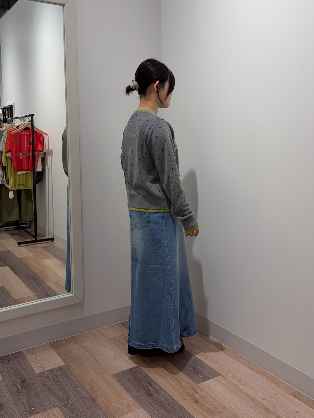 グレー系のカーディガン/ボレロ、ブルー系のスカートを着用したレディースの春コーディネートの2枚目の写真