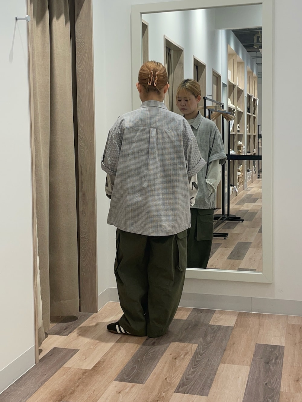 ブラック系のTシャツ/カットソー、グリーン系のカーゴパンツ、ブラック系のシャツ/ブラウスを着用したレディースの夏コーディネートの3枚目の写真