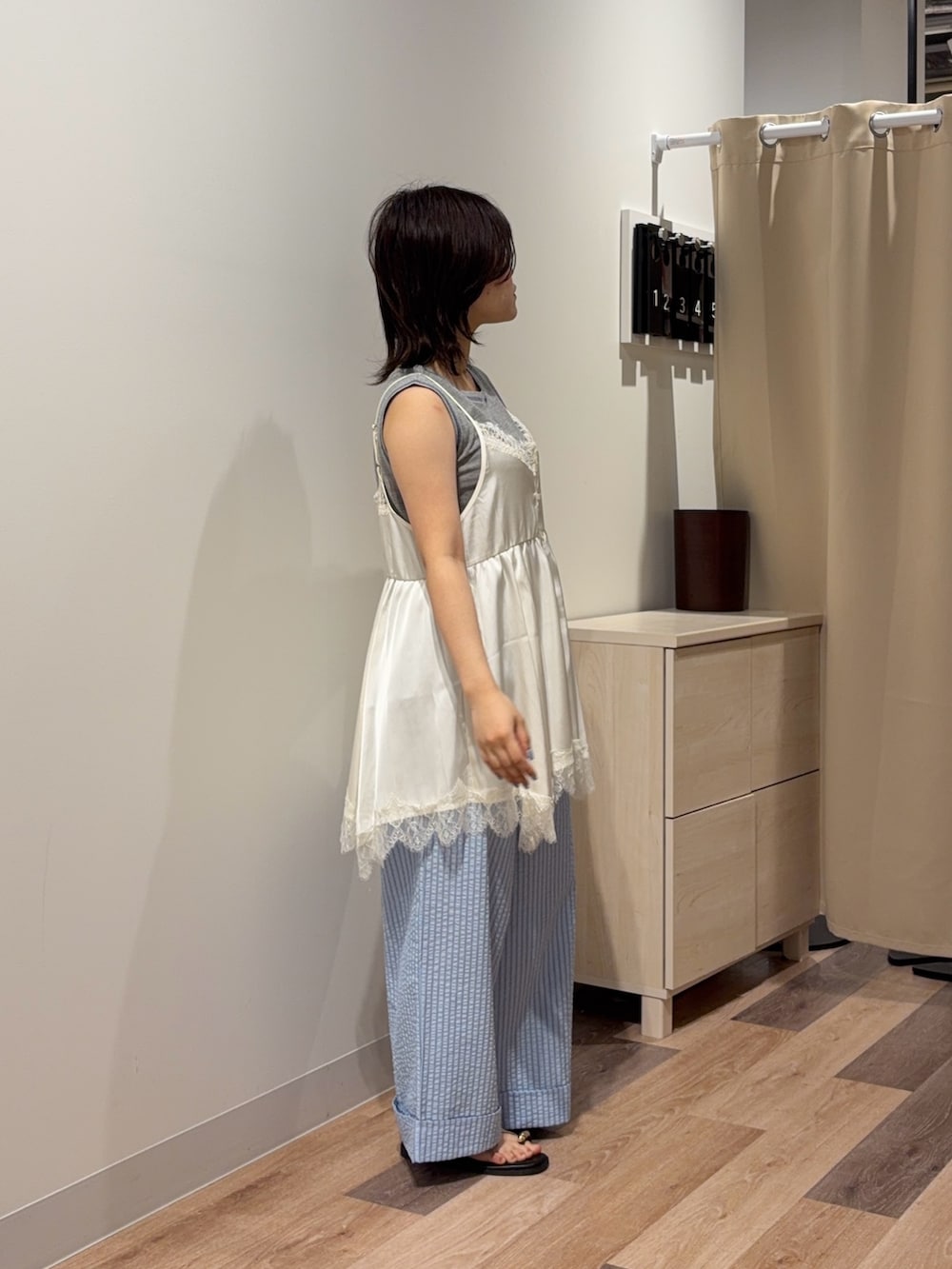 グレー系のキャミソール、ホワイト系のシャツ/ブラウス、ブルー系のその他パンツを着用したレディースの夏コーディネートの2枚目の写真