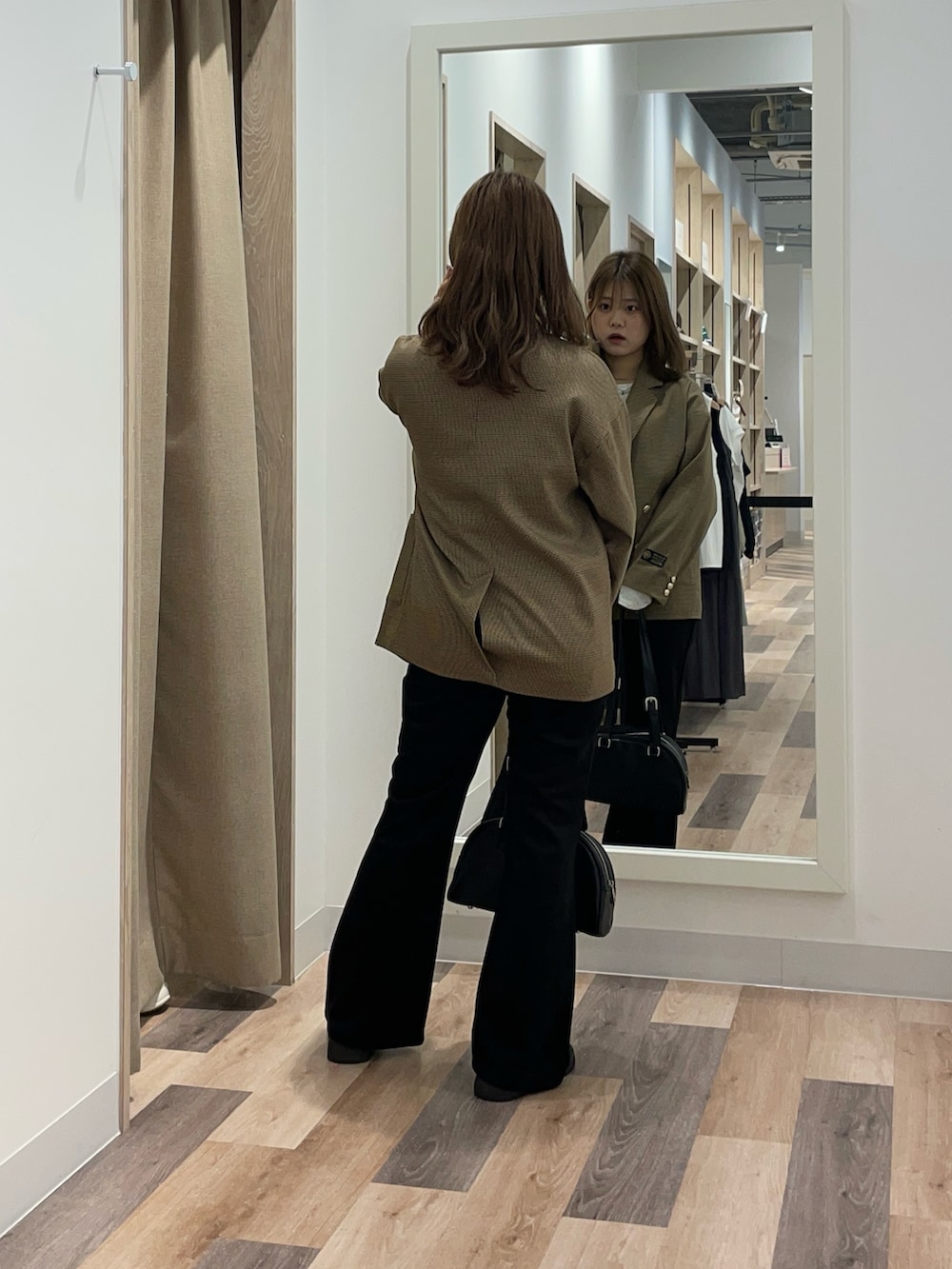 ホワイト系のTシャツ/カットソー、ブラウン系のテーラードジャケット、ブラック系のその他パンツを着用したレディースの秋コーディネートの3枚目の写真