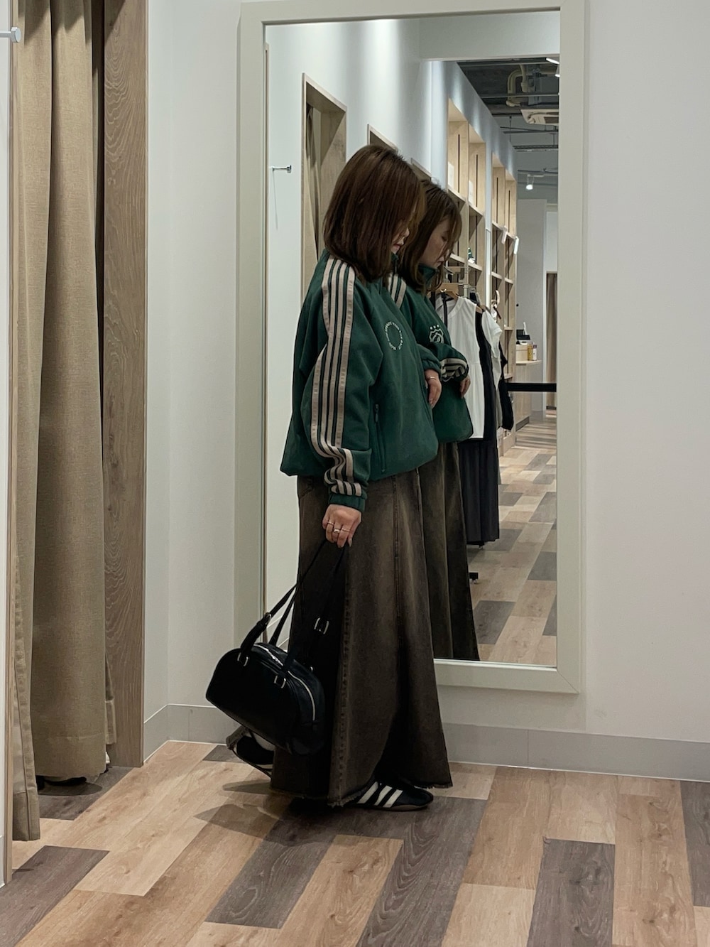 「CPCM、トラックジャケット、スエード、秋服準備はじめました、秋服、デニムスカート」｜「CPCMのフェイクスエードトラックジャケット（ブルゾン、グリーン系）」を使った、みおさん（骨格ストレート・レディース・155cm）の秋コーディネートの2枚目の写真