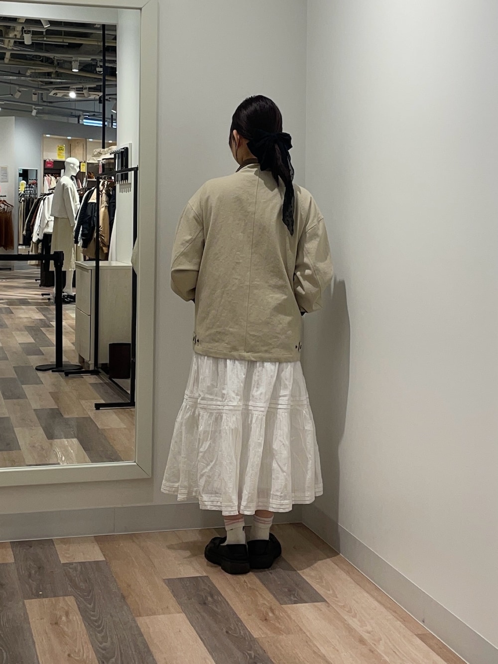 ホワイト系のブルゾン、ホワイト系のスカートを着用したレディースの冬コーディネートの3枚目の写真