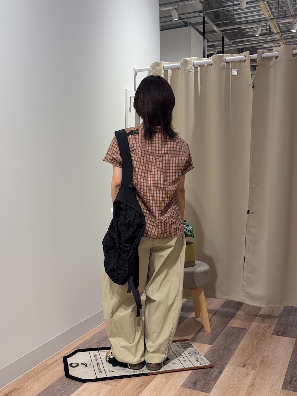 レッド系のシャツ/ブラウス、グリーン系のその他パンツを着用したレディースの夏コーディネートの3枚目の写真