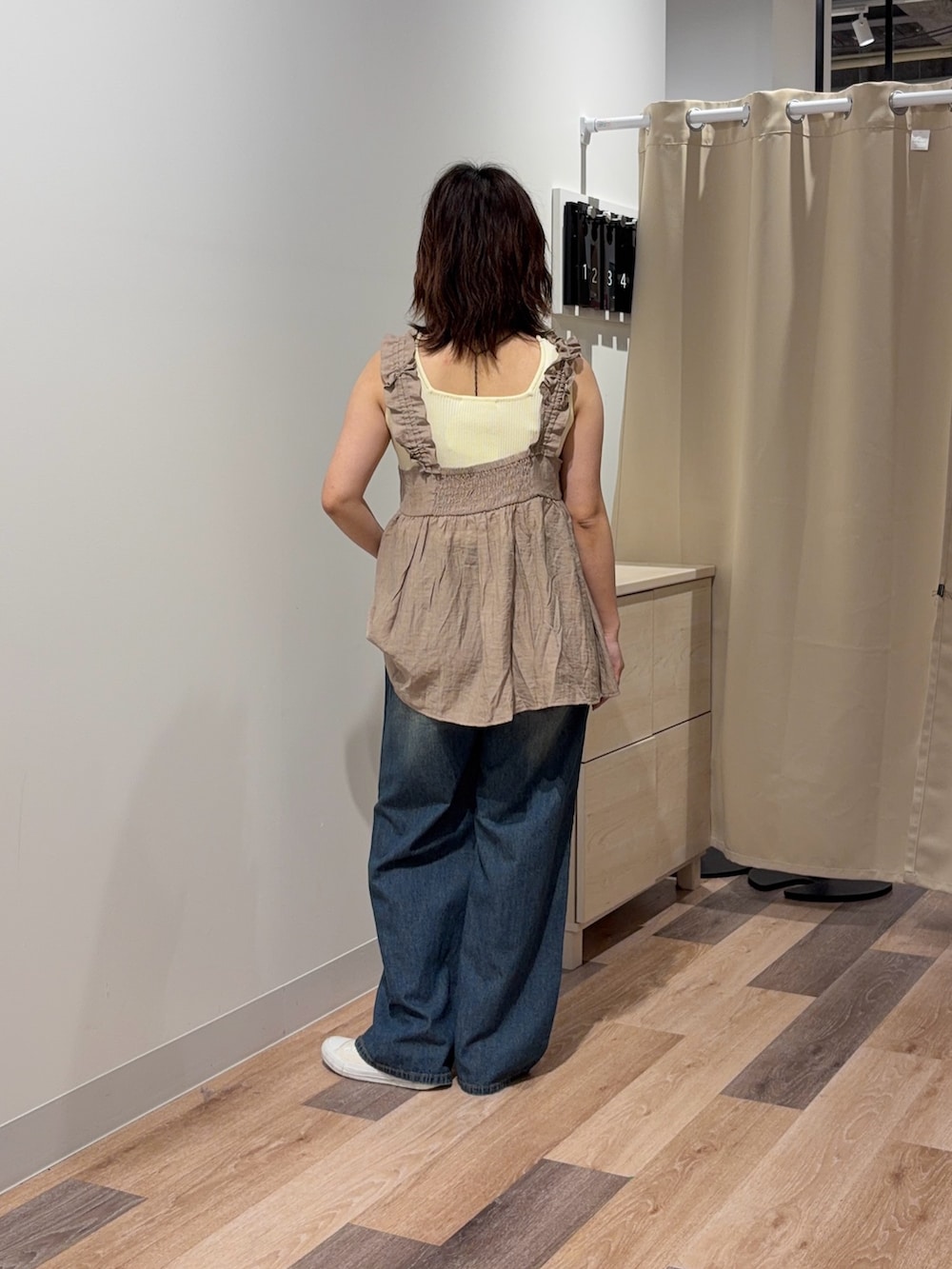 ベージュ系のワンピース、ホワイト系のキャミソール、ブルー系のその他パンツを着用したレディースの春コーディネートの3枚目の写真