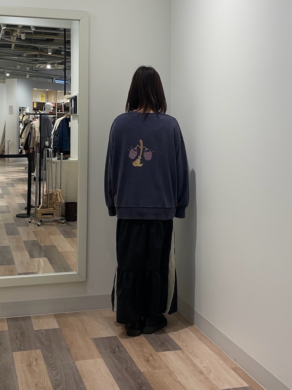 ブルー系のニット/セーター、ブラック系のスカートを着用したレディースの冬コーディネートの3枚目の写真