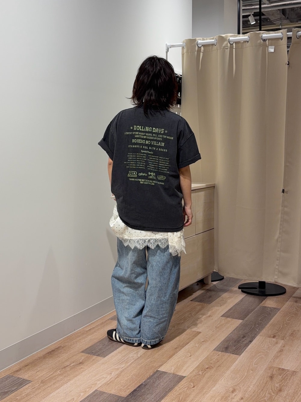 グレー系のTシャツ/カットソー、ホワイト系のシャツ/ブラウス、ブルー系のデニムパンツを着用したレディースの春コーディネートの3枚目の写真
