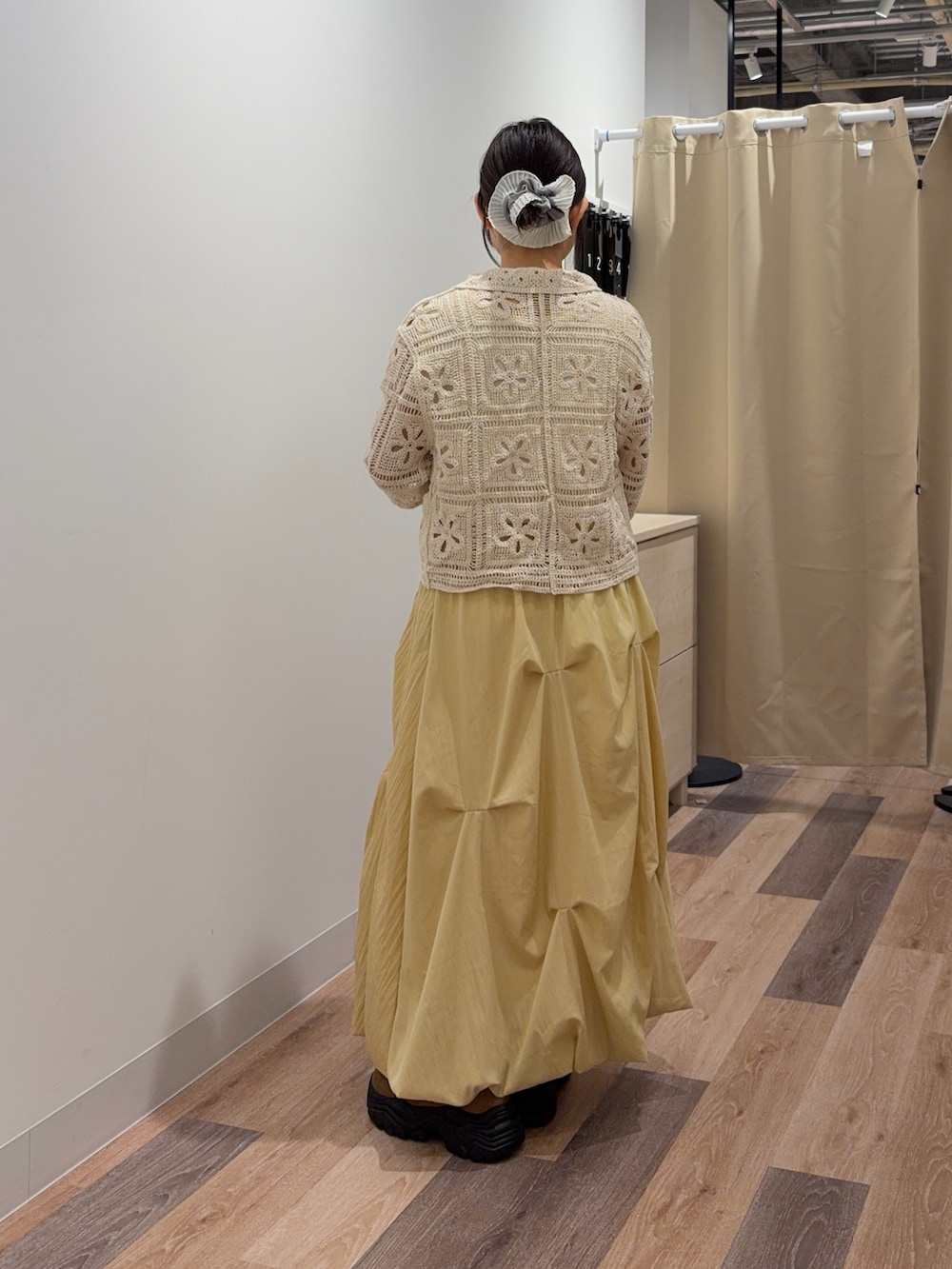 ホワイト系のシャツ/ブラウス、レッド系のTシャツ/カットソー、ブラウン系のトートバッグを着用したレディースの春コーディネートの3枚目の写真