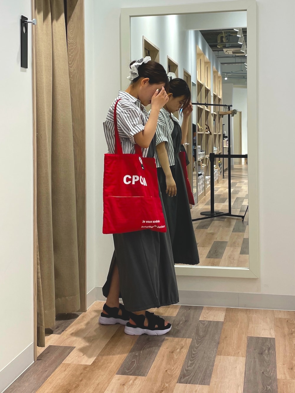 「甘めカジュアル、カジュアル、ワンピース、差し色コーデ」｜「CPCMの【フェス2点セット】ストレッチナイロンパッカブルワンピース（ワンピース、グレー系）」を使った、みおさん（骨格ストレート・レディース・155cm）の夏コーディネートの2枚目の写真