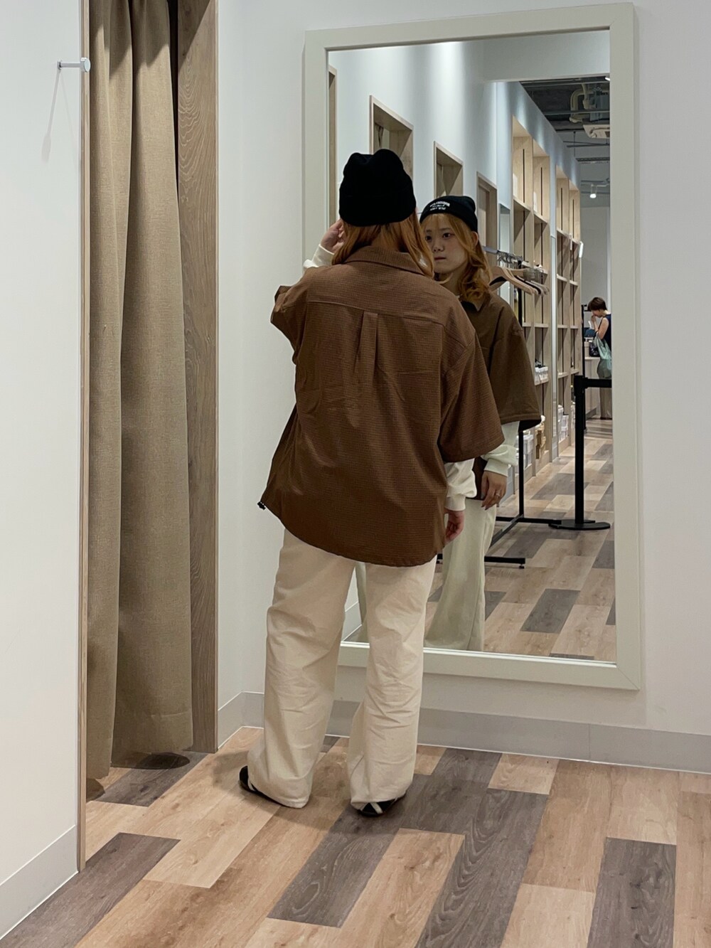 ブラック系のシャツ/ブラウス、グレー系のTシャツ/カットソー、ブラック系のデニムパンツを着用したレディースの夏コーディネートの3枚目の写真