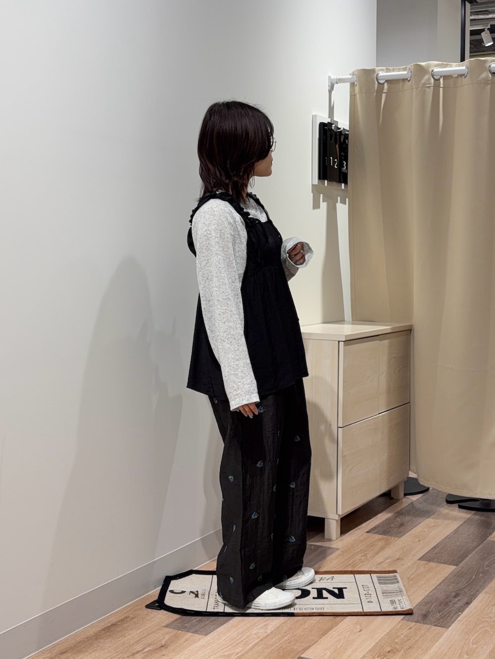 グレー系のニット/セーター、ブラック系のワンピース、ブラック系のその他パンツを着用したレディースの夏コーディネートの2枚目の写真
