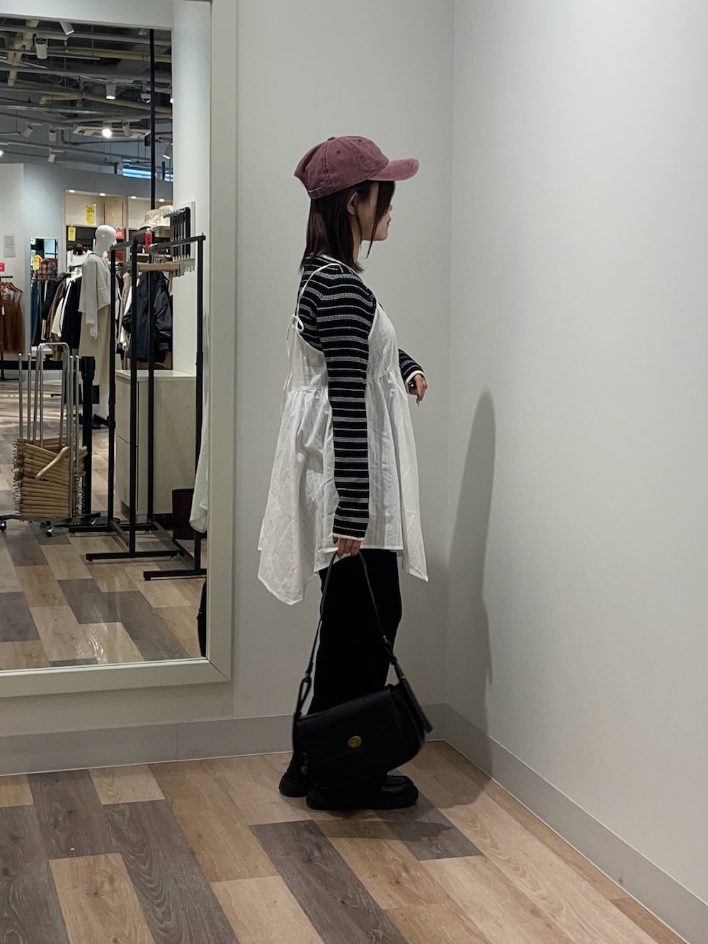 ホワイト系のシャツ/ブラウス、ブラック系のニット/セーター、ブラック系のその他パンツを着用したレディースの冬コーディネートの2枚目の写真