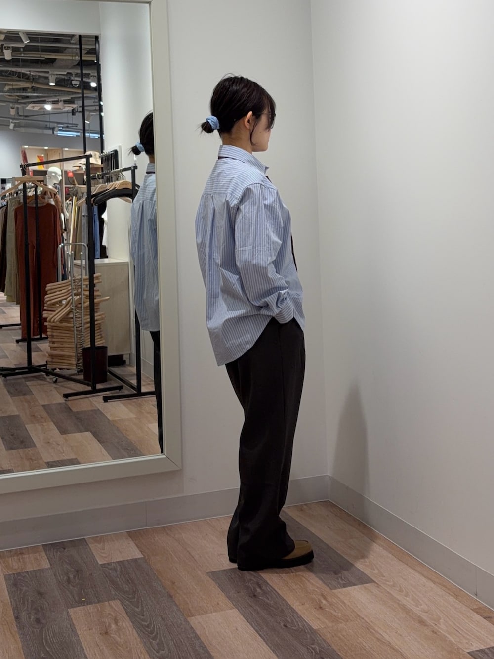 ブルー系のシャツ/ブラウス、グレー系のその他パンツを着用したレディースの春コーディネートの2枚目の写真