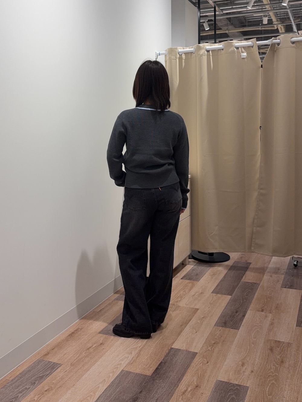 グレー系のカーディガン/ボレロ、ブラック系のデニムパンツを着用したレディースの春コーディネートの3枚目の写真