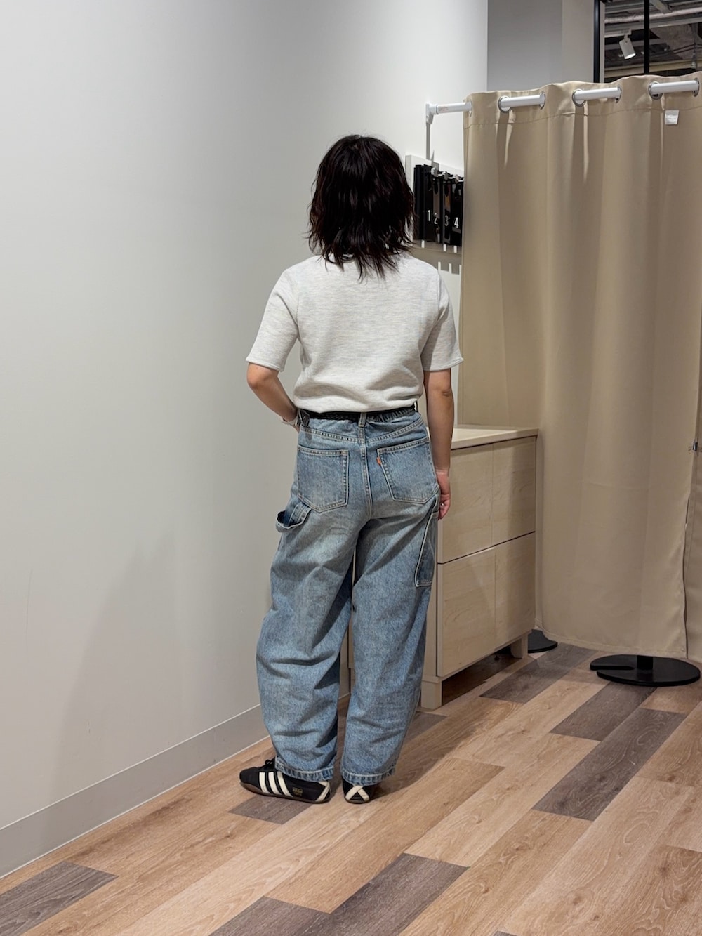 グレー系のTシャツ/カットソー、ブルー系のデニムパンツを着用したレディースの春コーディネートの3枚目の写真