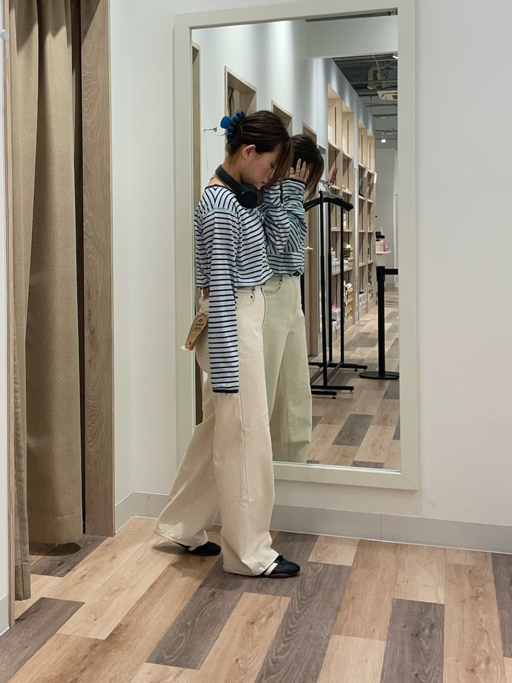 ホワイト系のTシャツ/カットソー、ブラック系のデニムパンツを着用したレディースの秋コーディネートの2枚目の写真