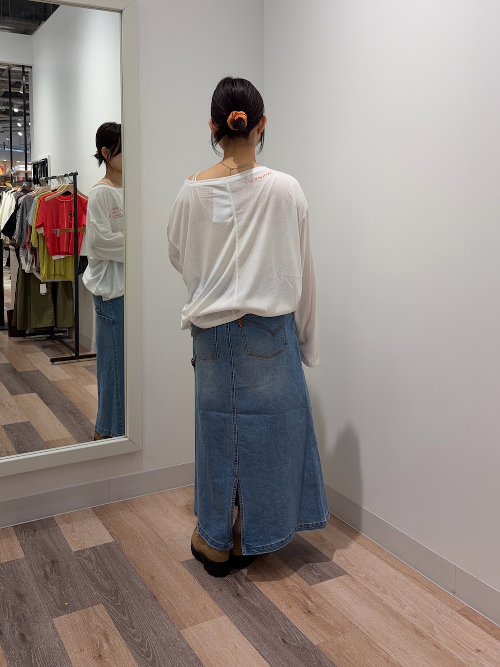 ホワイト系のTシャツ/カットソー、ブルー系のスカート、ホワイト系のキャミソールを着用したレディースの春コーディネートの3枚目の写真