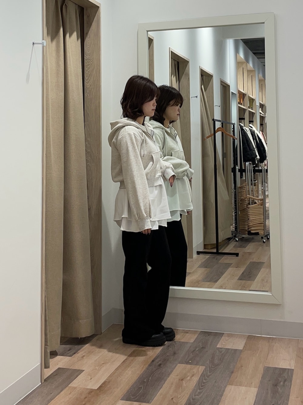 グレー系のパーカー、ホワイト系のTシャツ/カットソー、ブラック系のその他パンツを着用したレディースの冬コーディネートの2枚目の写真