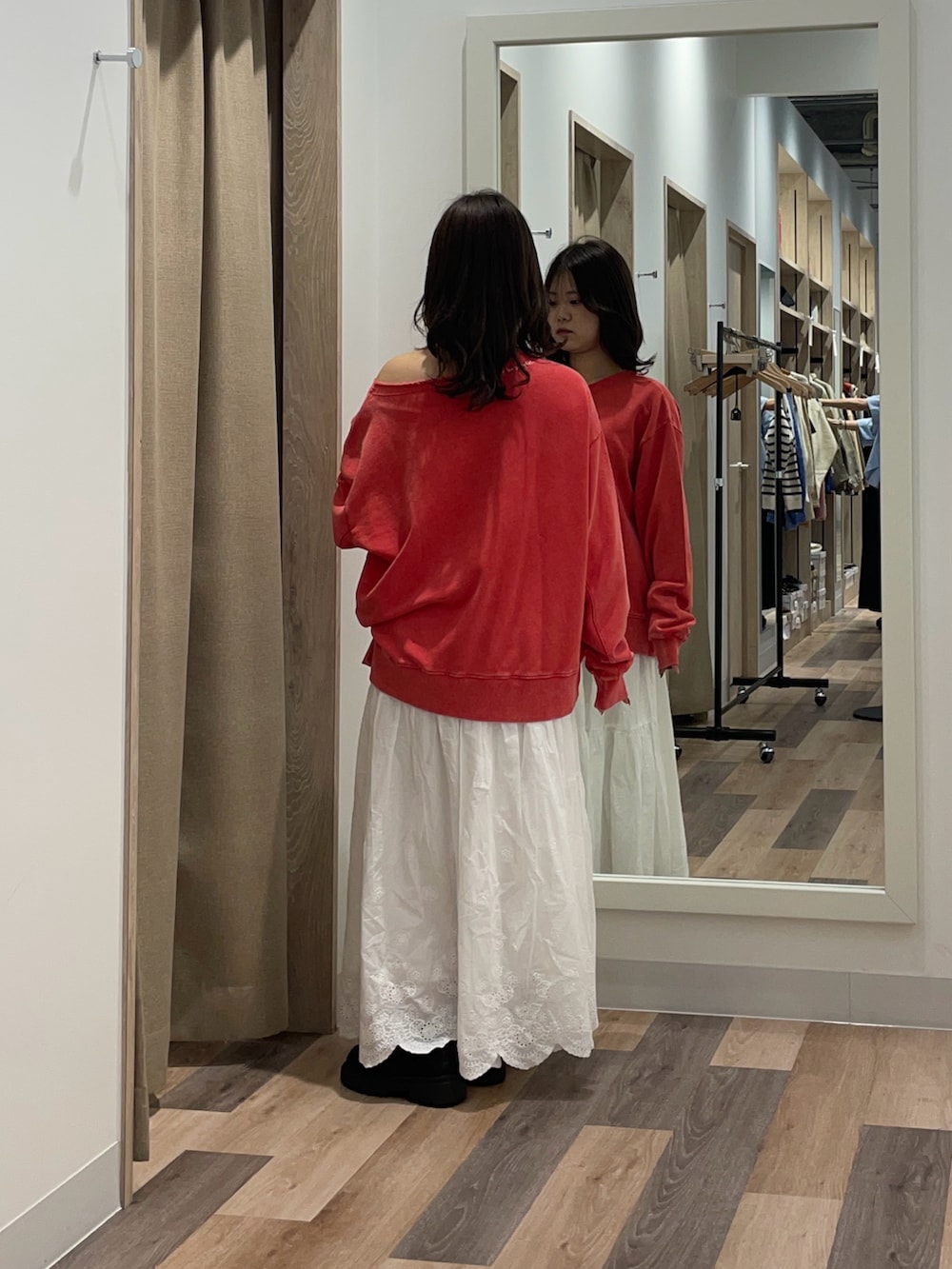 グリーン系のスウェットを着用したレディースの秋コーディネートの3枚目の写真