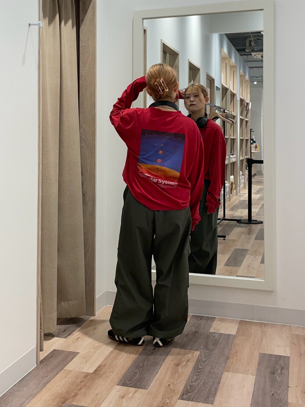 ブラック系のTシャツ/カットソー、ベージュ系のその他パンツを着用したレディースの夏コーディネートの3枚目の写真