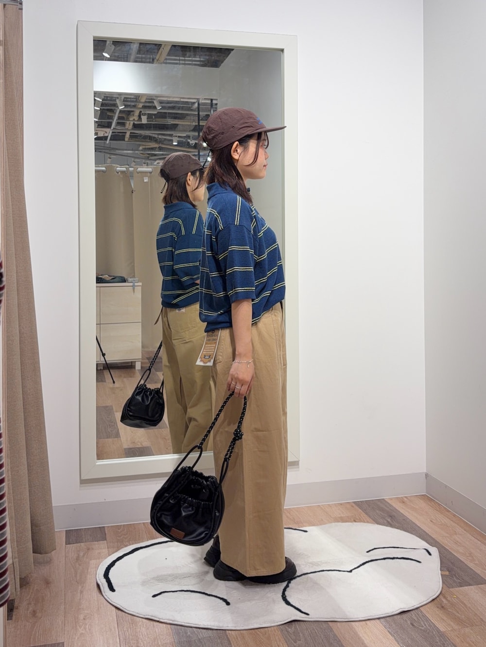 ブルー系のニット/セーター、ベージュ系のその他パンツを着用したレディースの夏コーディネートの2枚目の写真
