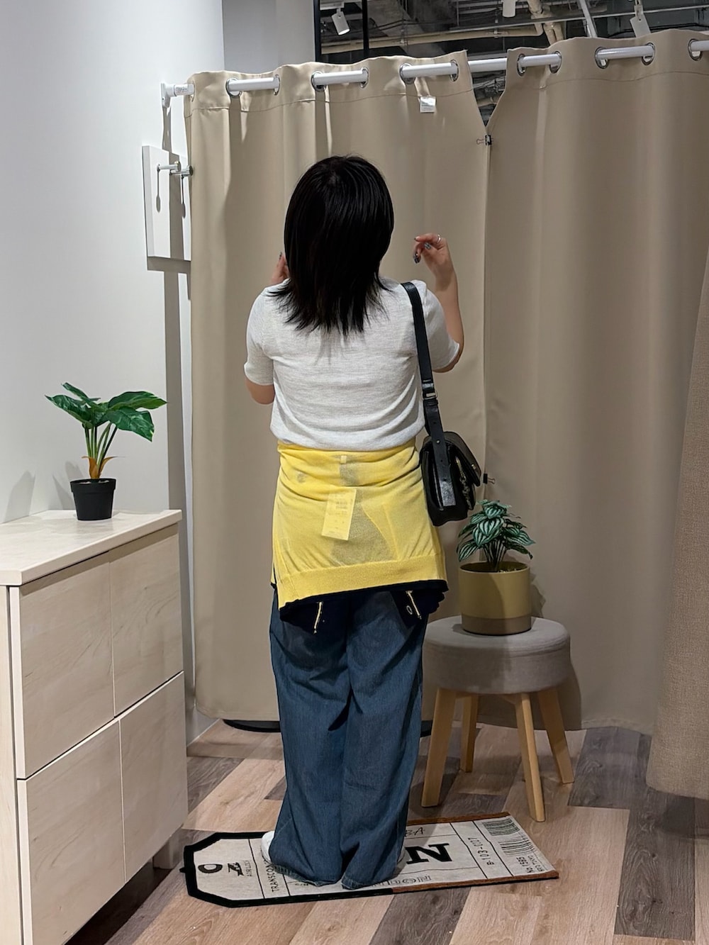 グレー系のTシャツ/カットソー、イエロー系のカーディガン/ボレロ、ブルー系のその他パンツを着用したレディースの夏コーディネートの3枚目の写真