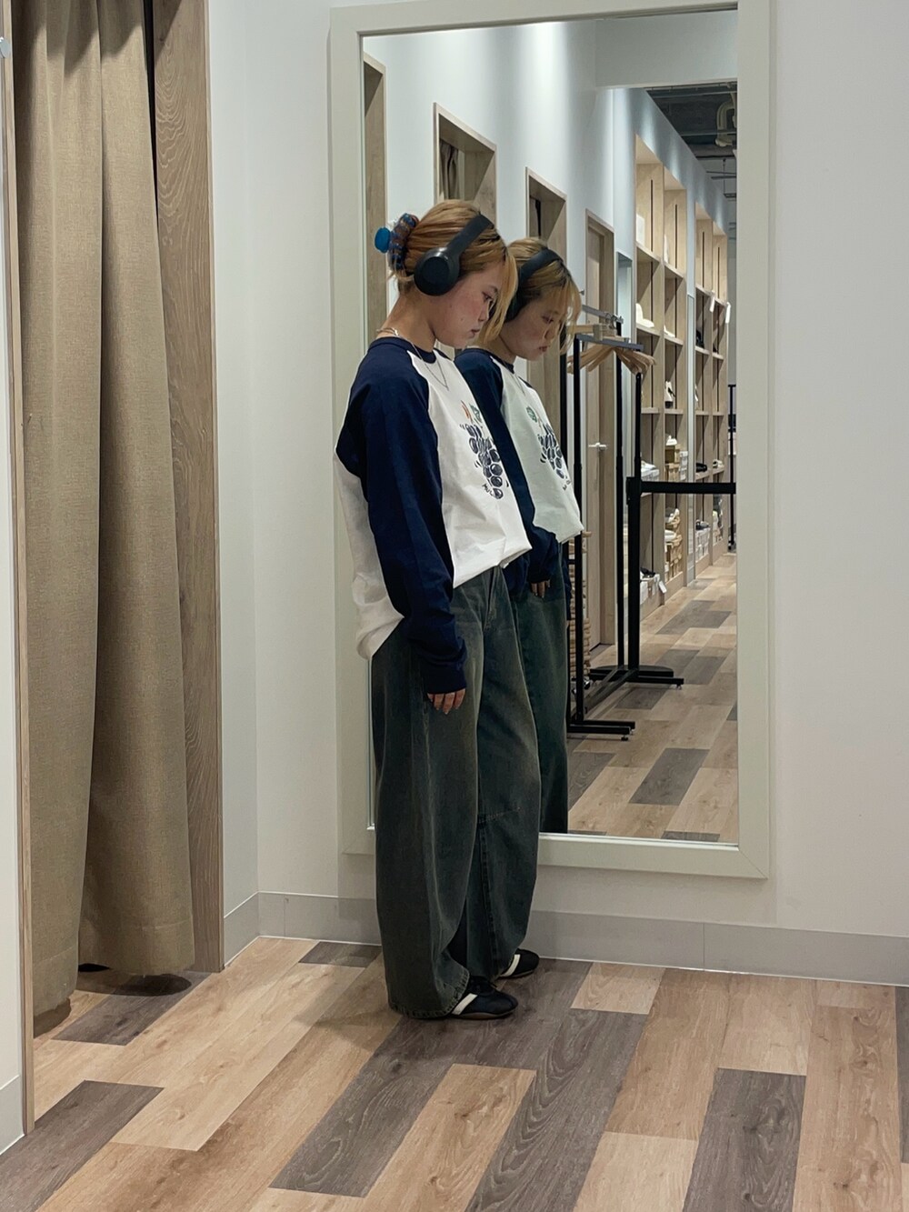 ブルー系のTシャツ/カットソー、ブルー系のデニムパンツを着用したレディースの夏コーディネートの2枚目の写真