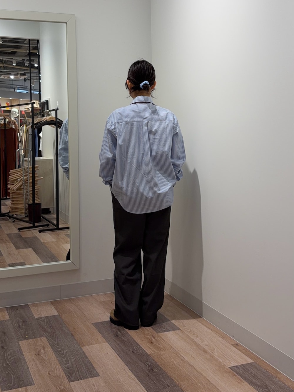 ブルー系のシャツ/ブラウス、グレー系のその他パンツを着用したレディースの春コーディネートの3枚目の写真