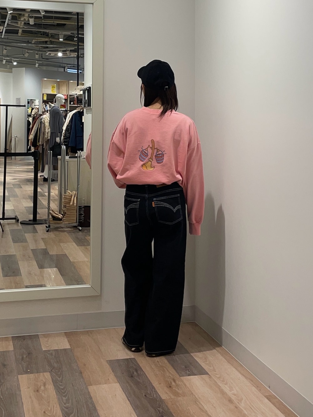 ピンク系のニット/セーター、ブルー系のデニムパンツを着用したレディースの冬コーディネートの3枚目の写真