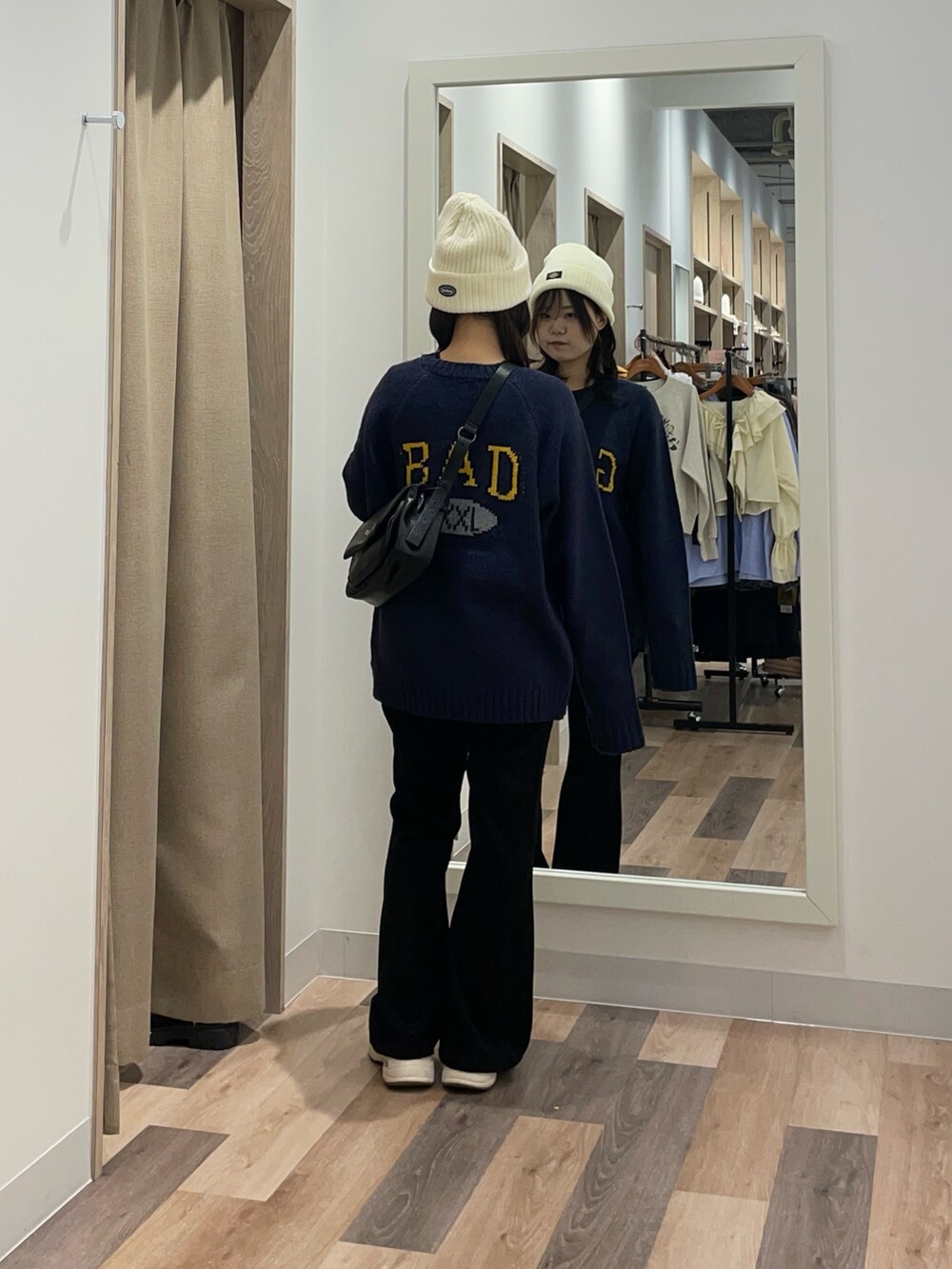 ブルー系のニット/セーター、ブラック系のその他パンツ、ブラック系のトートバッグを着用したレディースの秋コーディネートの3枚目の写真