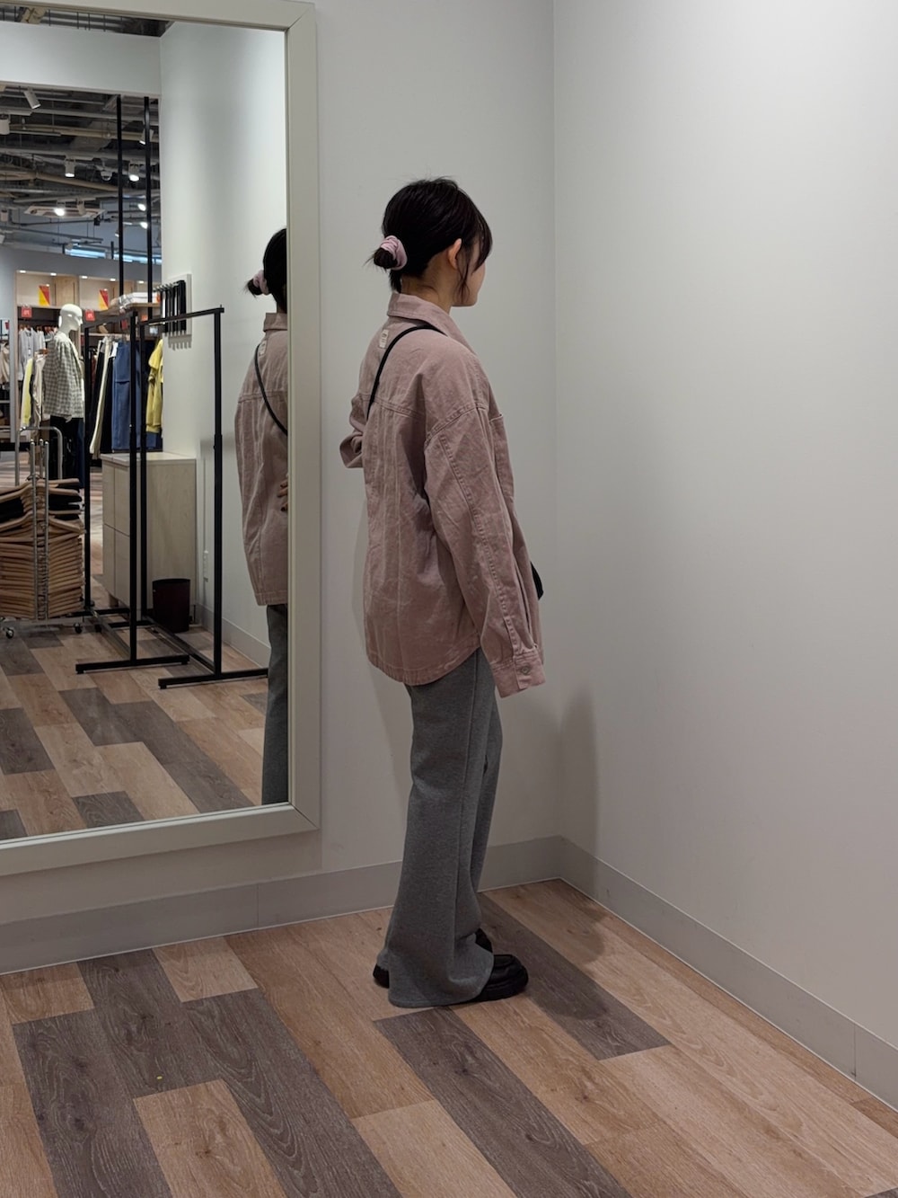 ピンク系のシャツ/ブラウス、グレー系のその他パンツ、ブラック系のショルダーバッグを着用したレディースの春コーディネートの2枚目の写真