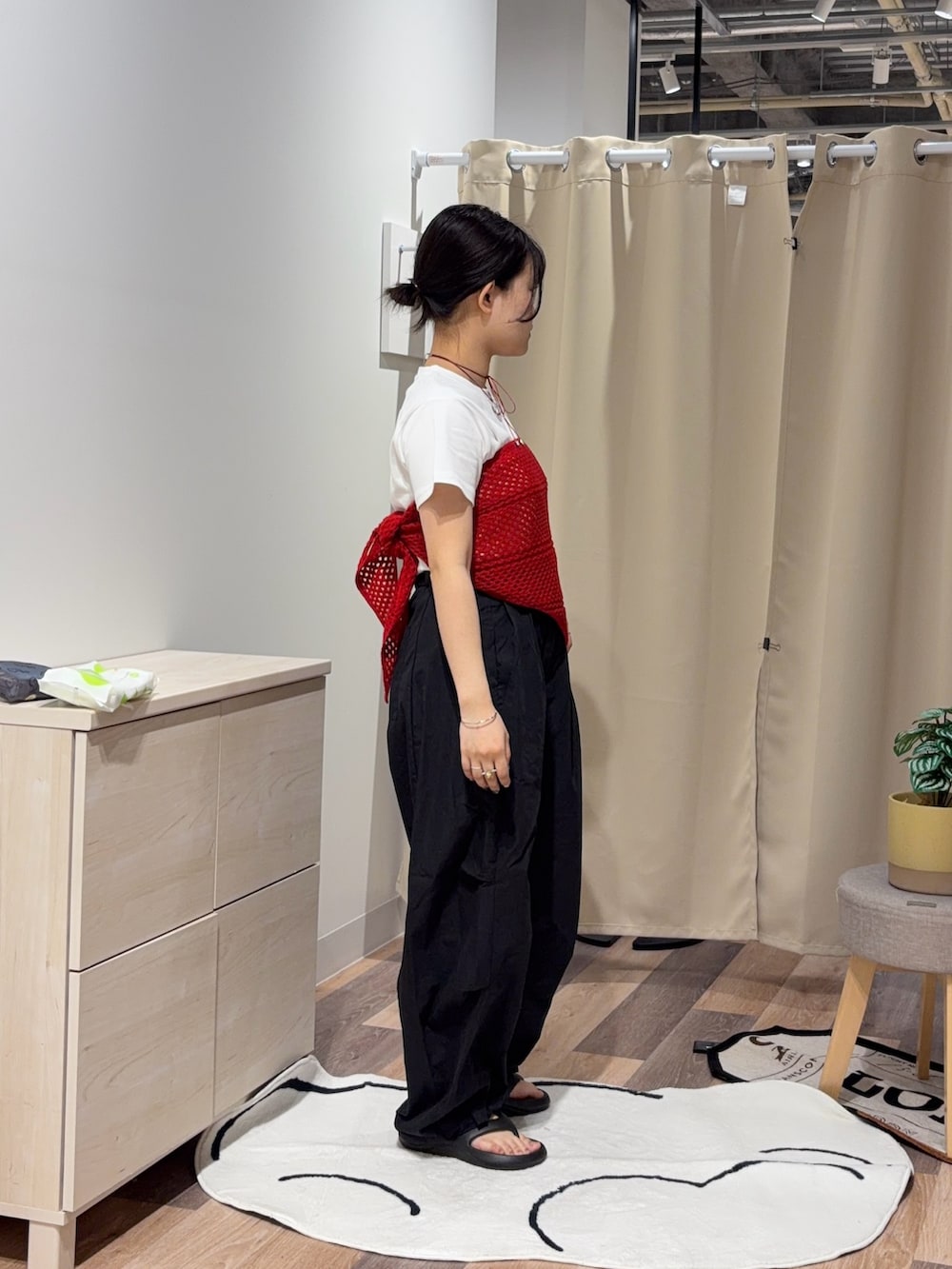 ホワイト系のTシャツ/カットソー、ブラック系のその他パンツ、レッド系のバンダナ/スカーフを着用したレディースの夏コーディネートの2枚目の写真