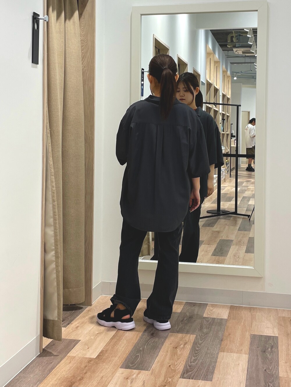 グレー系のシャツ/ブラウス、オレンジ系のTシャツ/カットソー、ブラック系のデニムパンツを着用したレディースの夏コーディネートの2枚目の写真