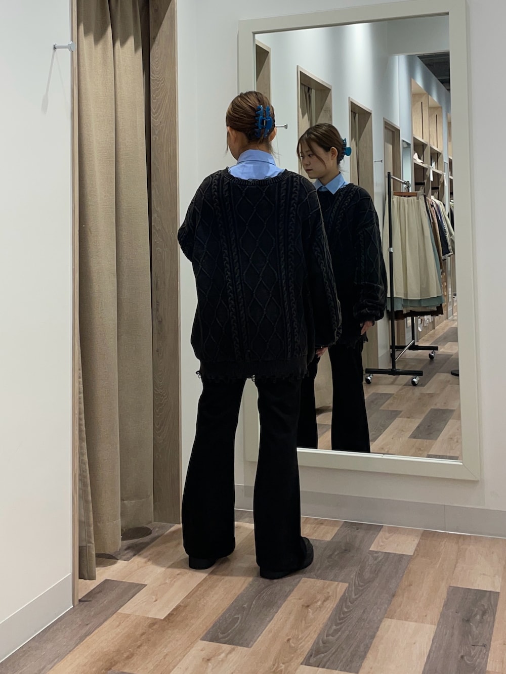 ブラック系のニット/セーター、ブラック系のその他パンツ、ブラック系のブーツを着用したレディースの秋コーディネートの3枚目の写真