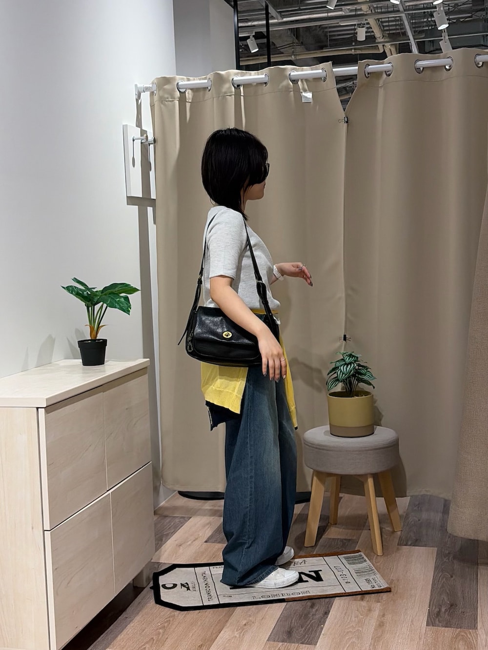 グレー系のTシャツ/カットソー、イエロー系のカーディガン/ボレロ、ブルー系のその他パンツを着用したレディースの夏コーディネートの2枚目の写真