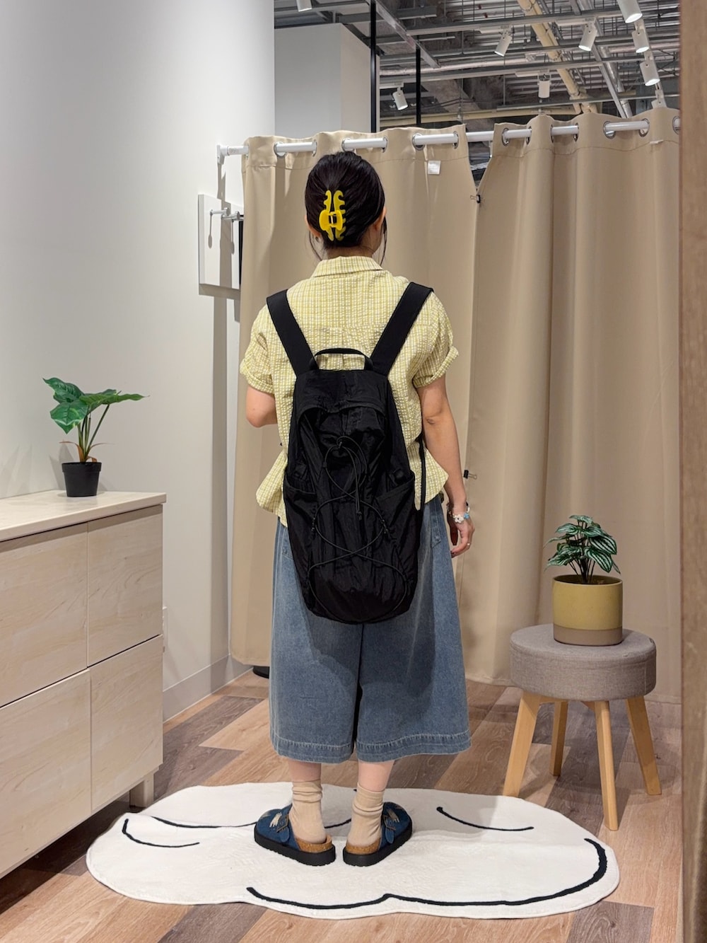 イエロー系のシャツ/ブラウス、ブルー系のその他パンツを着用したレディースの夏コーディネートの3枚目の写真