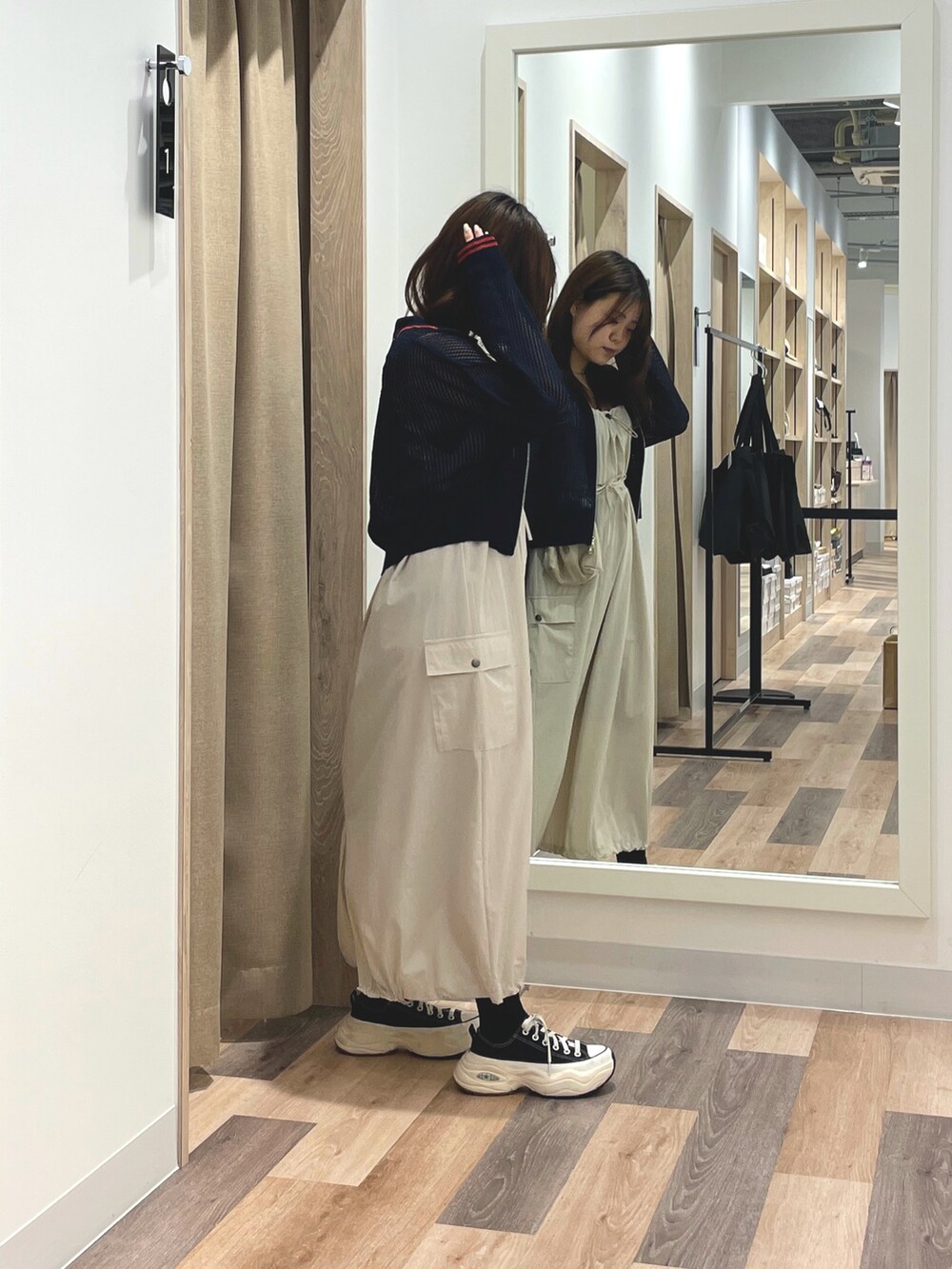 ホワイト系のワンピース、ブルー系のカーディガン/ボレロを着用したレディースの夏コーディネートの2枚目の写真