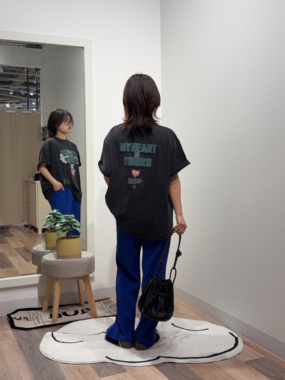 グレー系のTシャツ/カットソーを着用したレディースの夏コーディネートの3枚目の写真