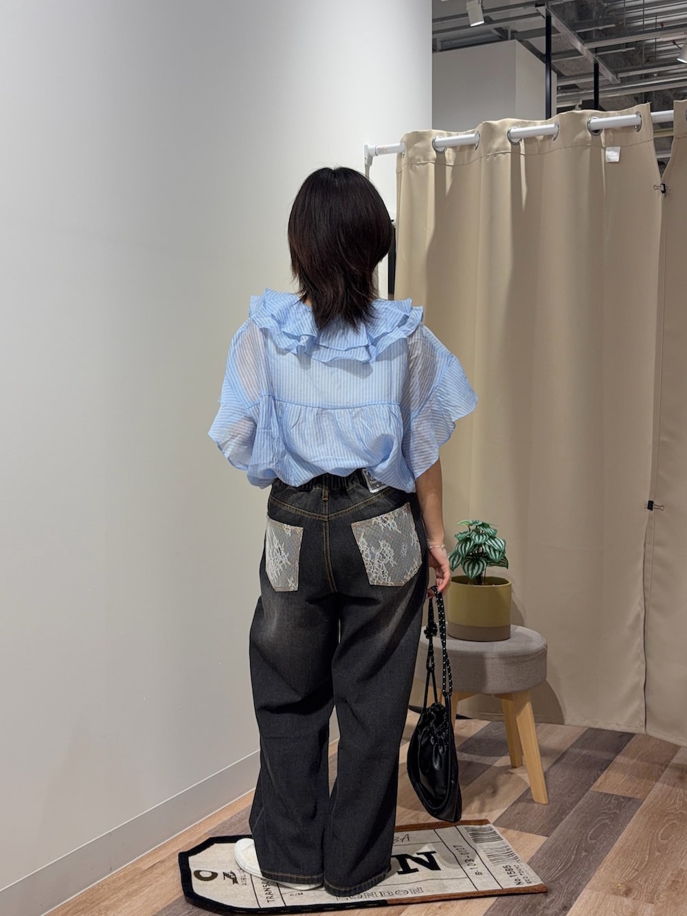 ブルー系のシャツ/ブラウス、ブラック系のその他パンツを着用したレディースの夏コーディネートの3枚目の写真