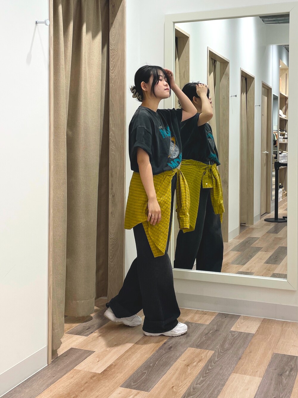 グレー系のTシャツ/カットソー、イエロー系のシャツ/ブラウス、ブラック系のデニムパンツを着用したレディースの夏コーディネートの2枚目の写真