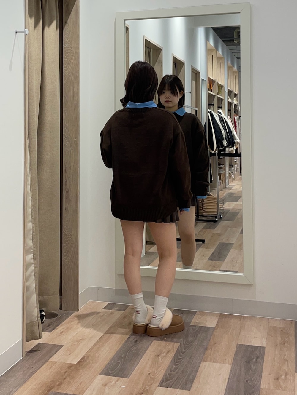 ブラウン系のニット/セーター、イエロー系のブーツを着用したレディースの冬コーディネートの3枚目の写真