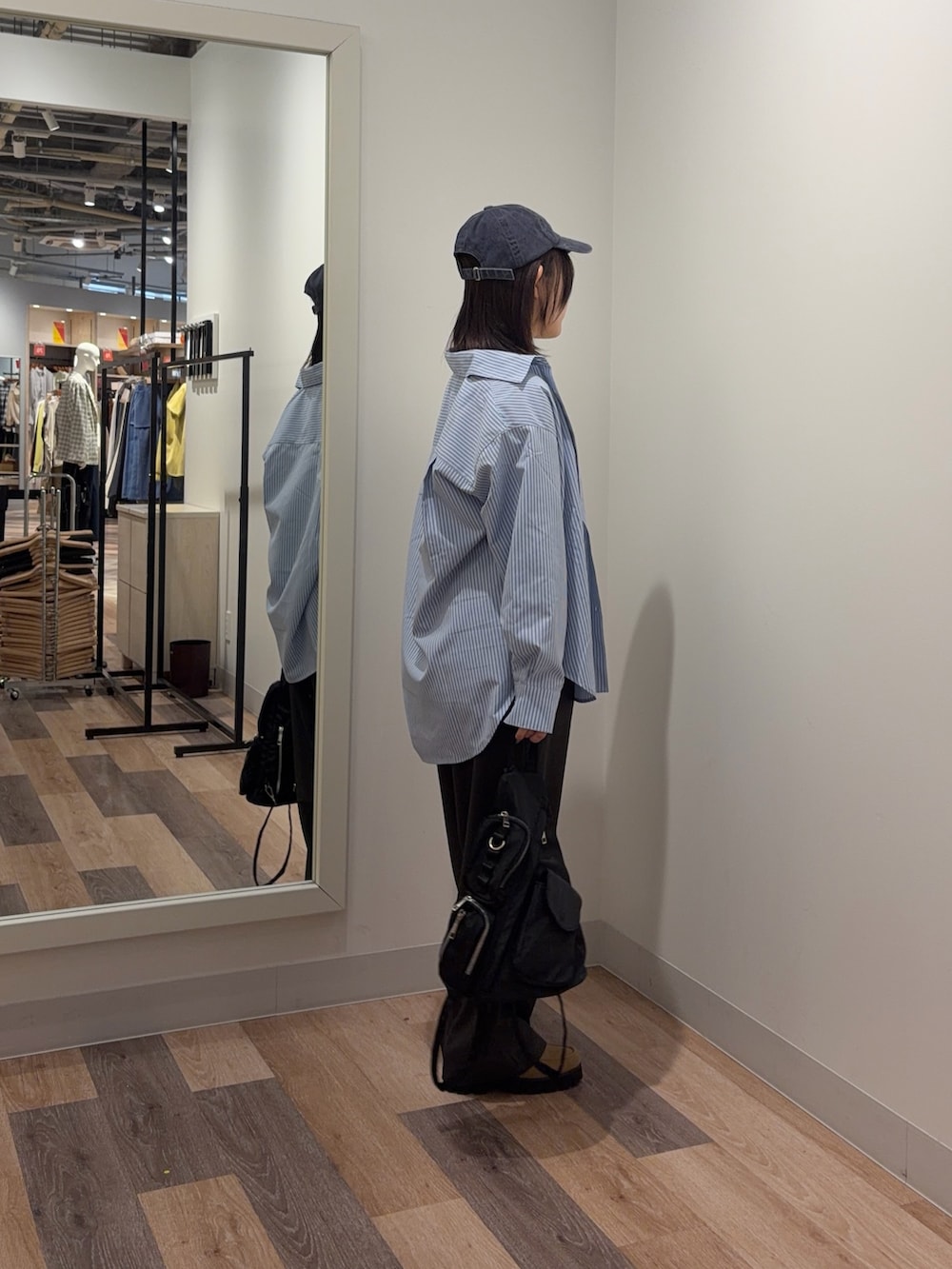 ブルー系のシャツ/ブラウス、グレー系のその他パンツを着用したレディースの春コーディネートの2枚目の写真