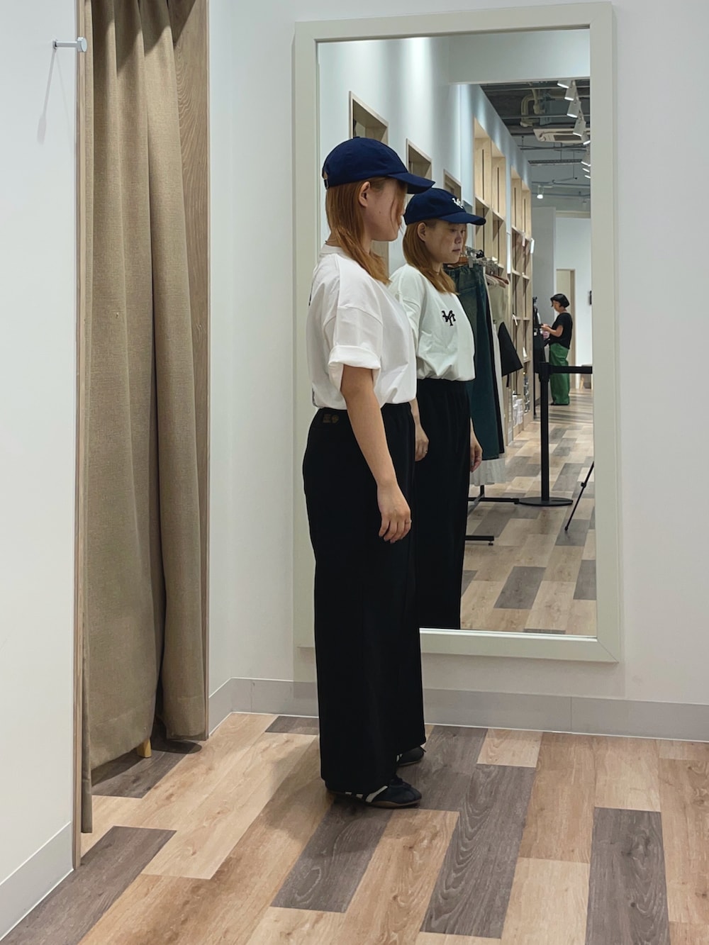 ホワイト系のTシャツ/カットソー、ブラック系のその他パンツ、ブルー系のキャップを着用したレディースの夏コーディネートの2枚目の写真