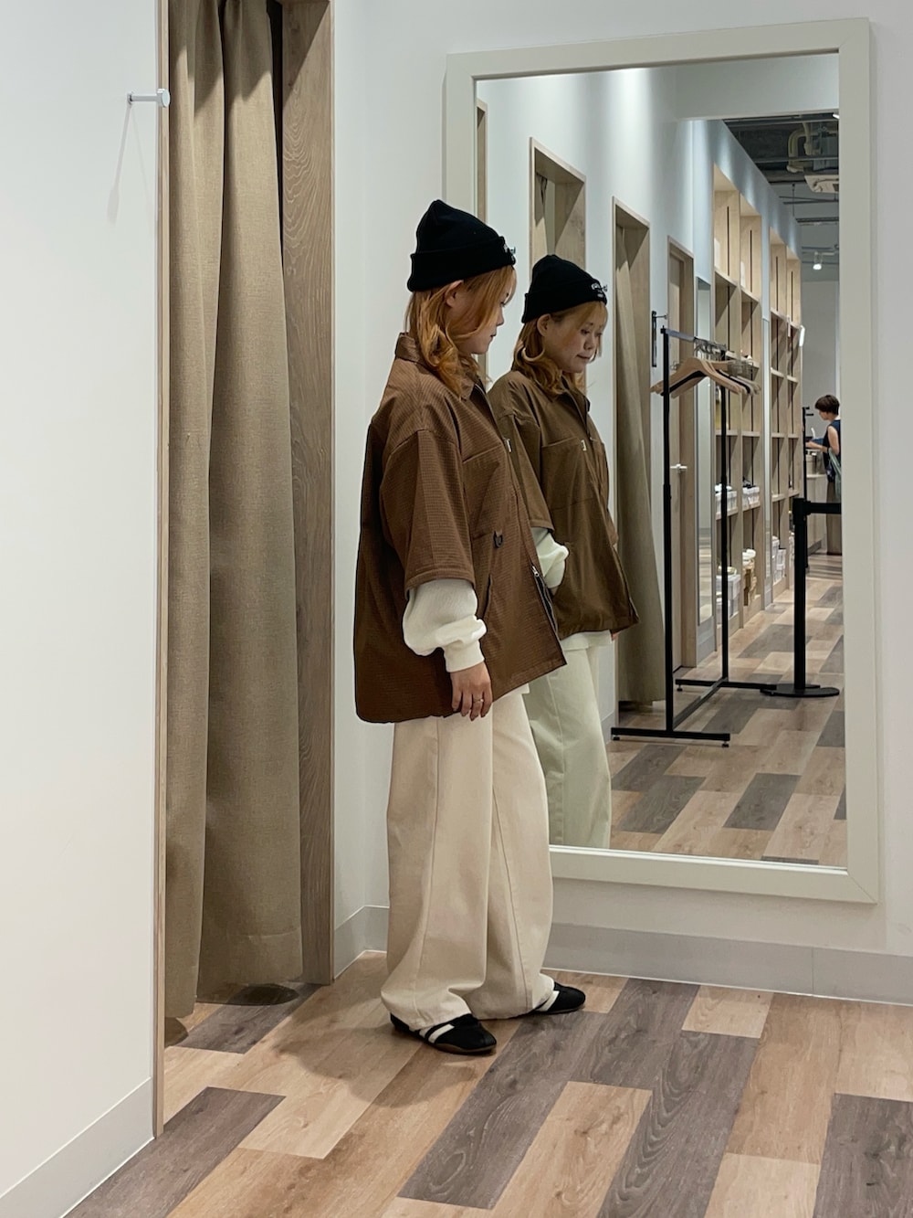 ブラック系のシャツ/ブラウス、グレー系のTシャツ/カットソー、ブラック系のデニムパンツを着用したレディースの夏コーディネートの2枚目の写真